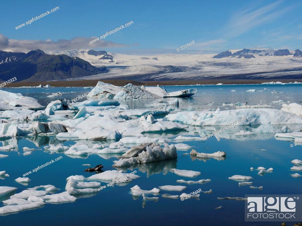 Stock Photo: Icebergs in Jokulsarlon lagoon, beneath Breidamerkurjokull glacier, Iceland.