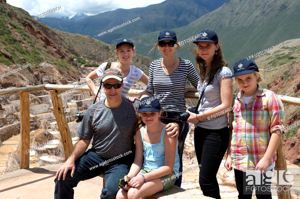 Imagen: Family at an observation point, Maras, Salinas, Sacred Valley, Cusco Region, Peru.