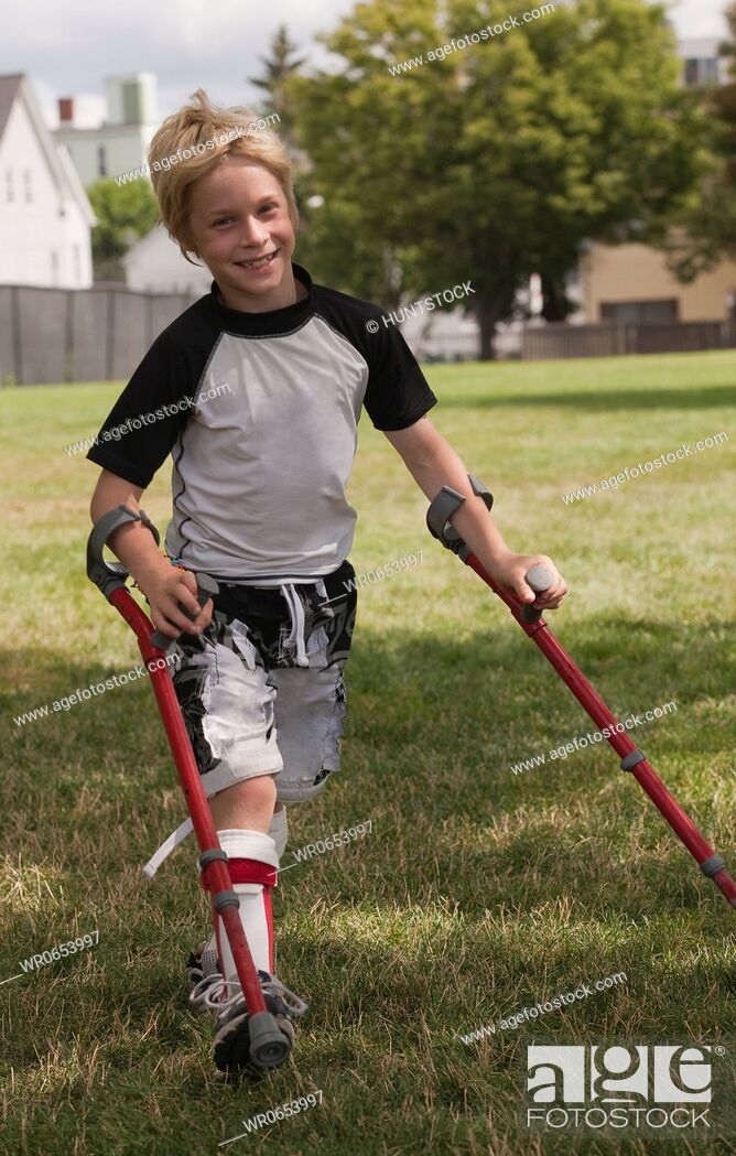 Imagen: Boy with cerebral palsy walking with the support of crutches.