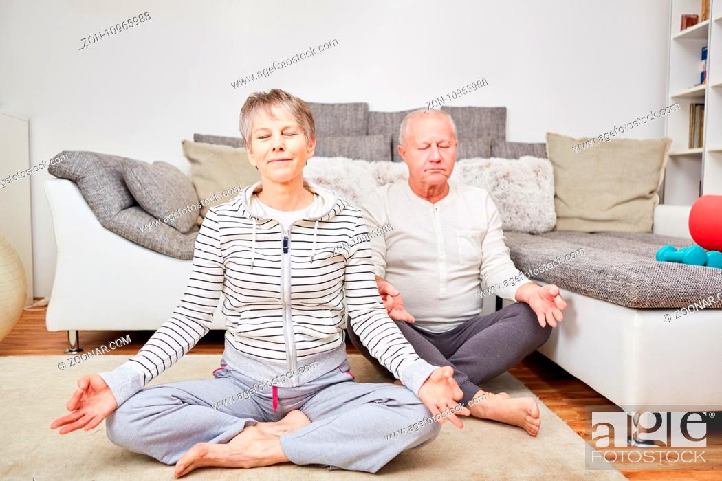 Stock Photo: Senioren Paar macht zusammen eine meditative Yoga Übung.