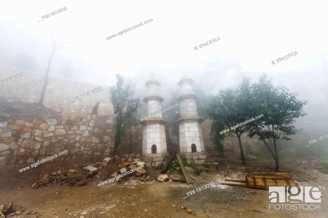 Imagen: Fog covered pagodas at the San Huang Zhai Monastery on Song Mountain, China.