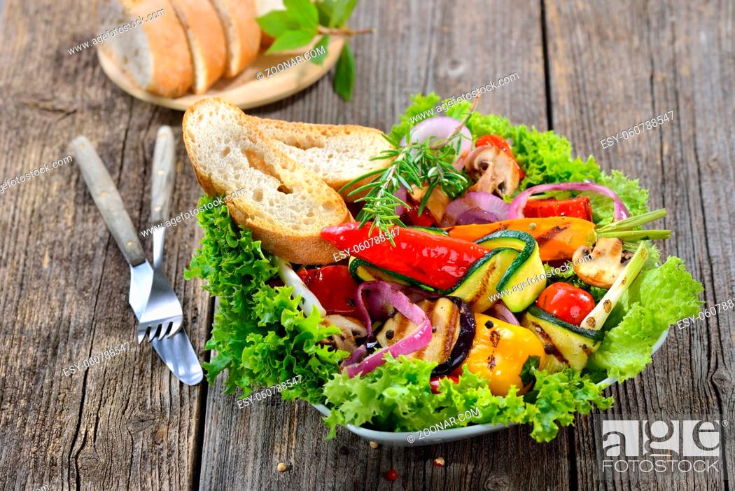 Imagen: Buntes, gemischtes Gemüse vom Grill auf Lollo bionda dazu frisches Ciabattabrot - Mixed grilled vegetables on lollo bionda salad served with Italian ciabatta.