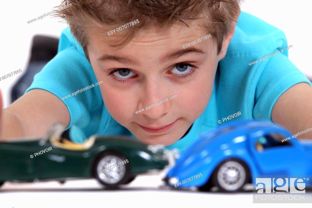 Imagen: Little boy playing with toy cars.