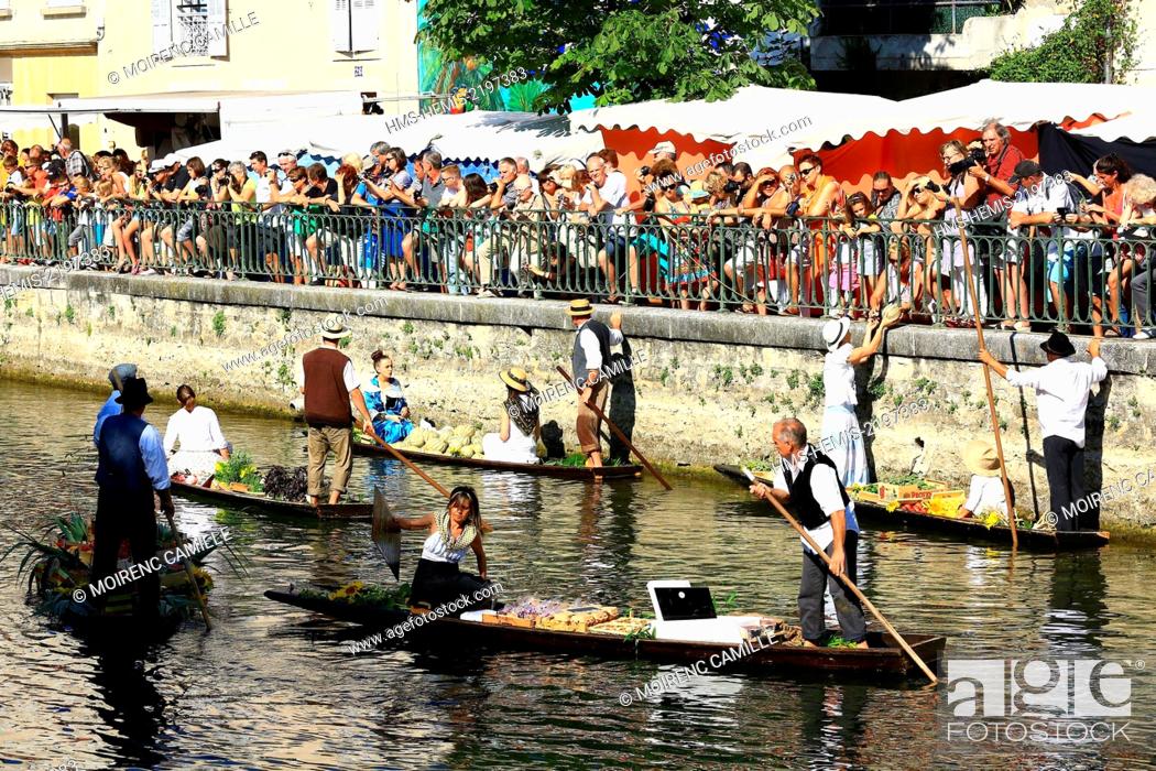 Imagen: France, Vaucluse, L'Isle sur la Sorgue, quai Jean Jaures, floating market on August 3, negochins sur la Sorgue selling Provencal products.