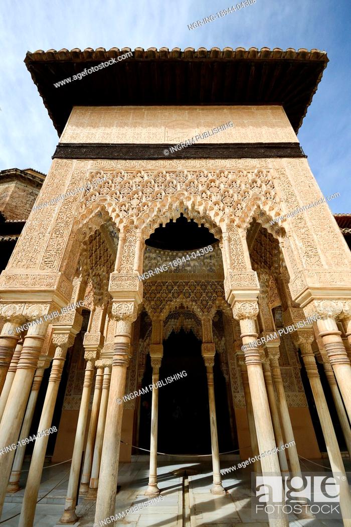 Photo de stock: Courtyard of the Lions (El Patio de los Leones) in the Alhambra a moorish mosque, palace and fortress complex in Granada, Spain.