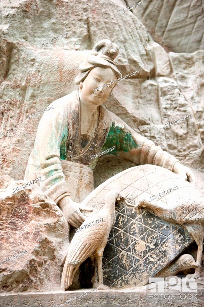 Imagen: A stone carving showing the story of a hen-raising woman, The Dazu Rock Carvings, Chongqing, China.