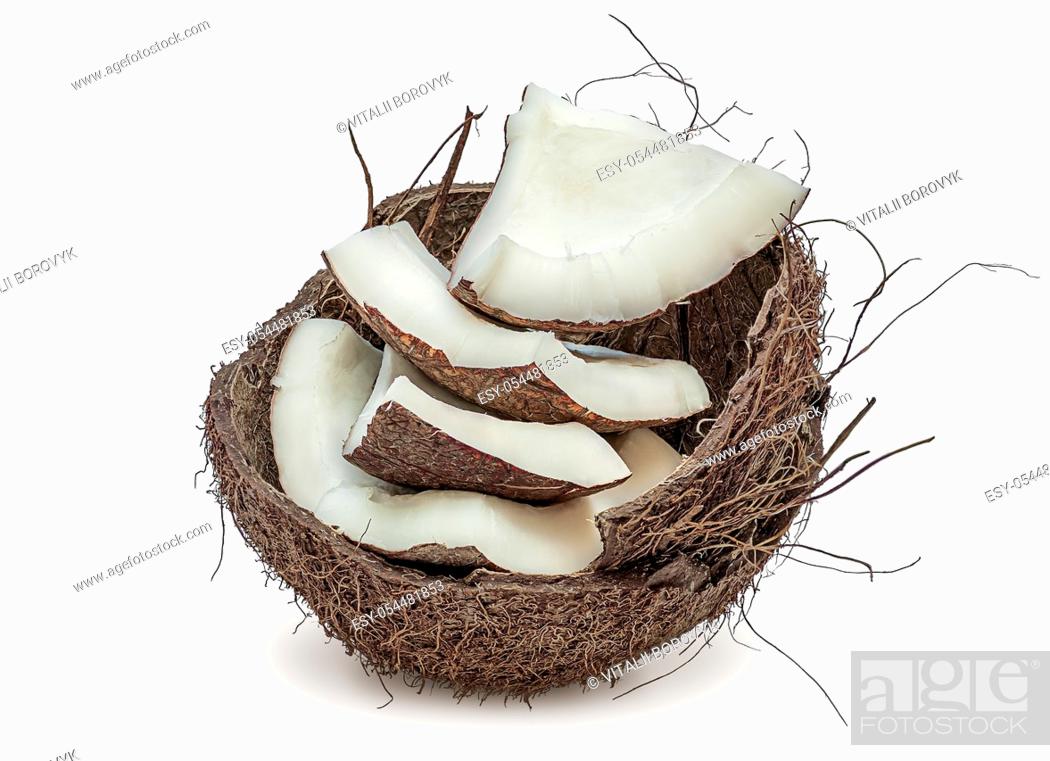 Imagen: Coconut pulp in shell isolated on white background.