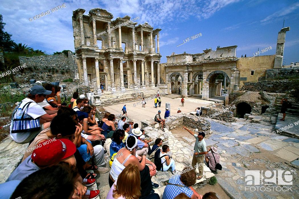 Stock Photo: Touristen mit Guide, Library of Celsus and South gate, Ancient city of Ephesus, Turkish Aegean, Turkey.