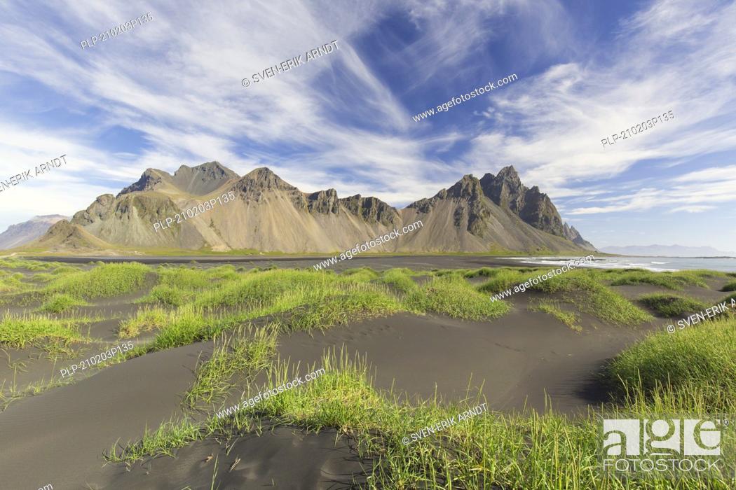 Imagen: Vestrahorn / Vesturhorn, scree mountain made of gabbro and granophyre rocks, part of the Klifatindur mountain range at Stokksnes, Iceland.