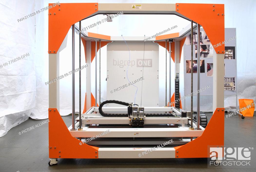 Imagen: 28 October 2021, Bavaria, Nuremberg: A large-format 3D printer stands in the DB vehicle maintenance plant in Nuremberg. For the first time.