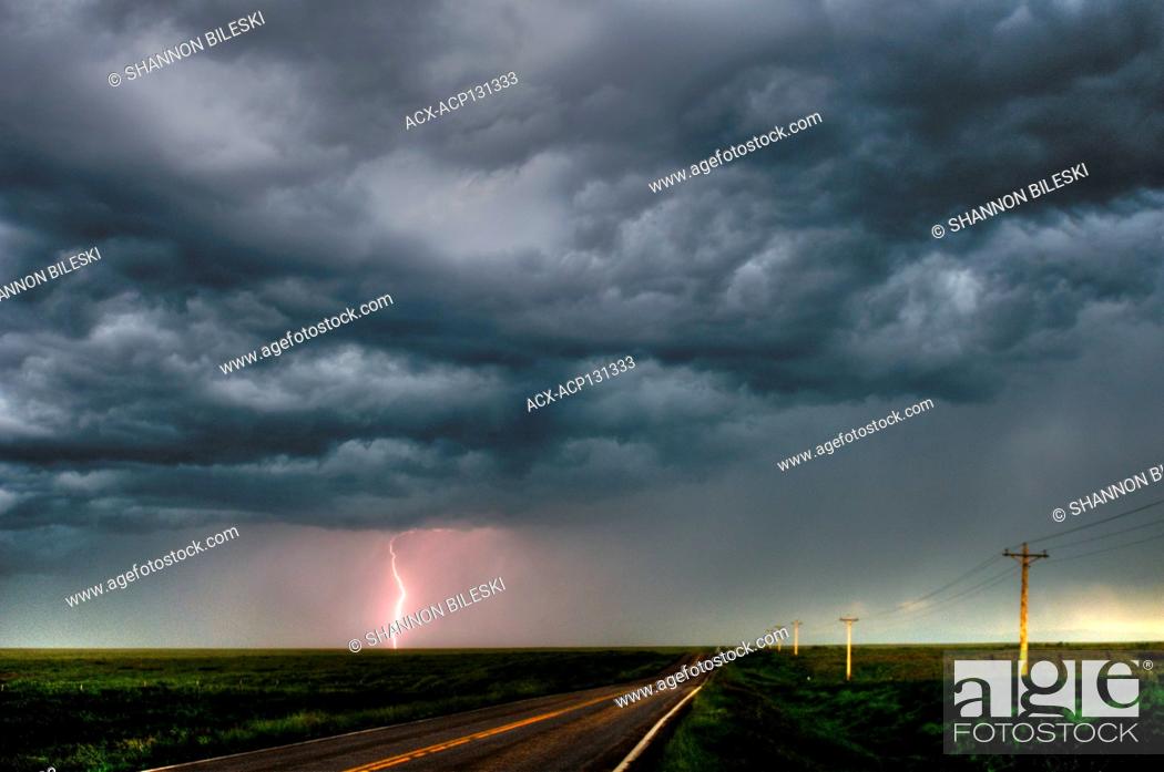Photo de stock: Storm with lightning flashing over highway in rural southern Manitoba Canada.