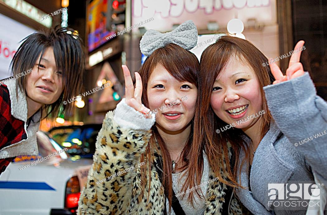 Photo de stock: Friends in Sapporo Ekimae dori, Susukino entertainment district , Sapporo, Hokkaido, Japan.
