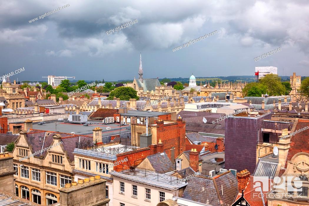 Imagen: The view from the top of Carfax Tower to the Oxford city skyline. Oxford University. England.