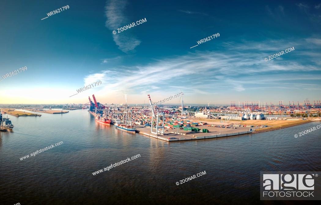 Stock Photo: Panorama vom Hamburger Hafen bei Sonnenaufgang.
