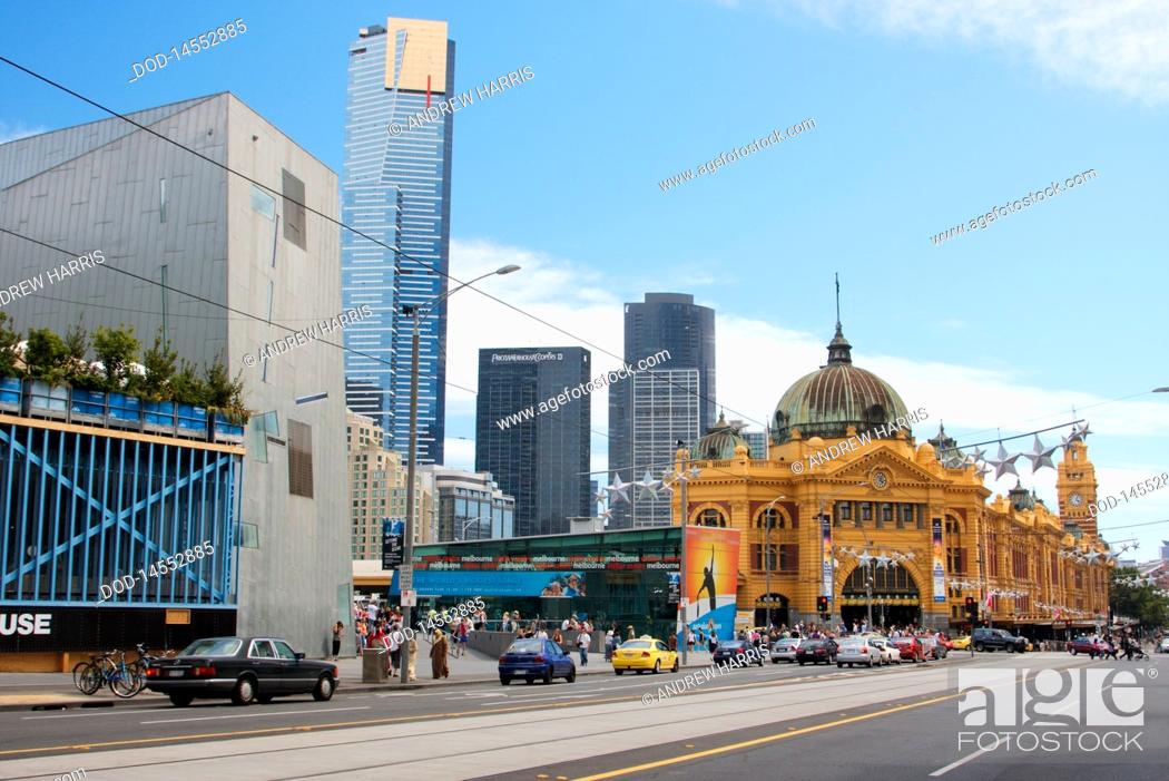 Imagen: Australia, Victoria, Melbourne, Federation Square, Flinders Street with Eureka Tower and Flinders Street Station.