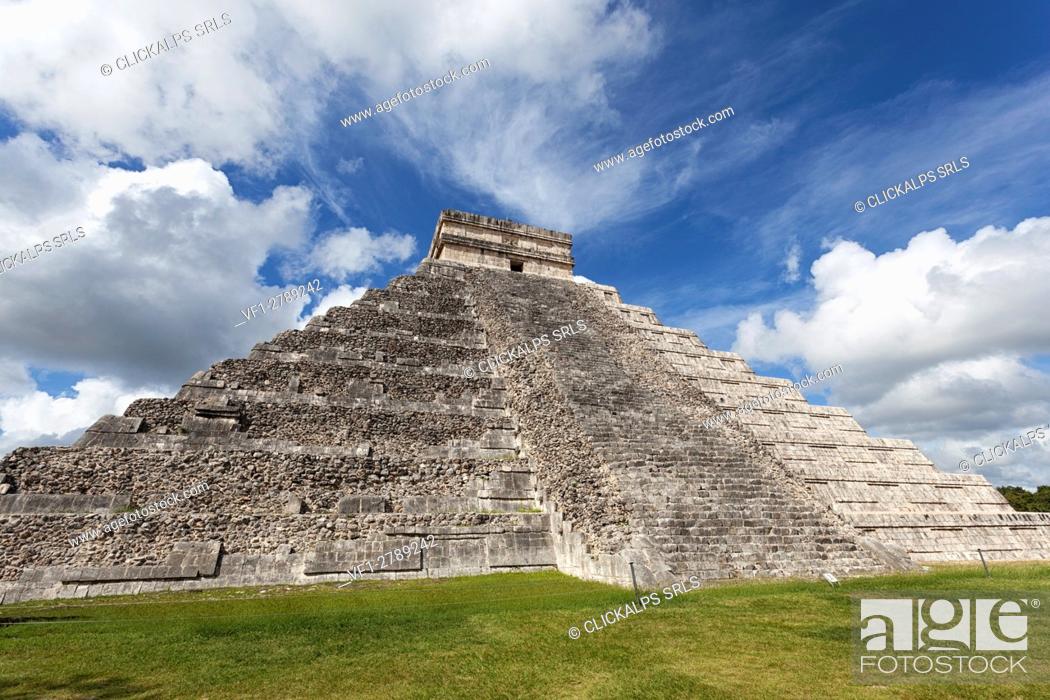 Stock Photo: El Castillo, Chichen Itza archeological site, Yucatan, Mexico.
