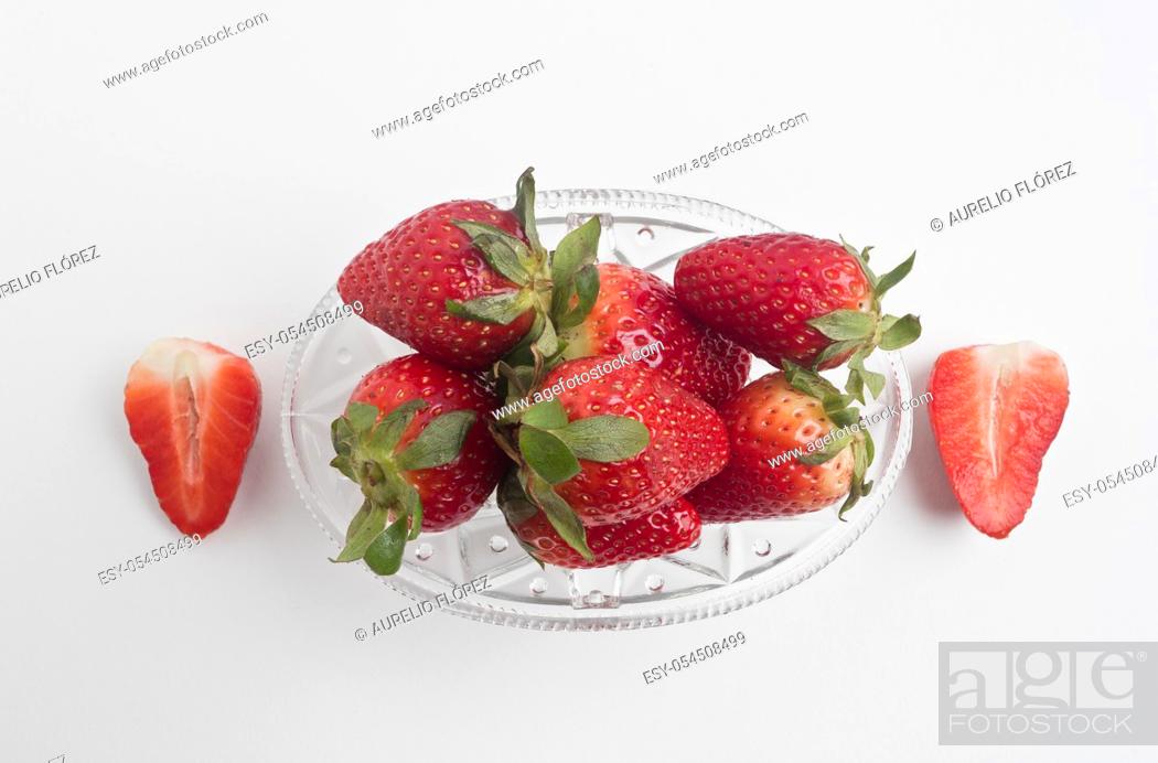Photo de stock: Fragaria, commonly called strawberry or strawberry, is a genus of stoloniferous creeping plants in the Rosaceae family.