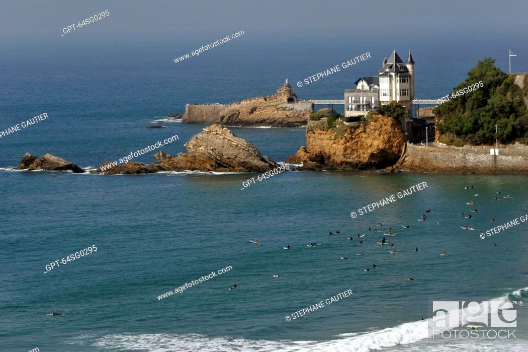 Stock Photo: SURFERS, THE COTE DES BASQUES BEACH, VILLA BELZA AND THE ROCK OF THE VIRGIN, BASQUE COUNTRY, BASQUE COAST, BIARRITZ, PYRENEES ATLANTIQUES, 64, FRANCE.