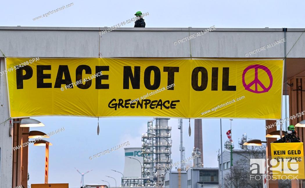 Stock Photo: 15 March 2022, Brandenburg, Schwedt: Early this morning, activists from Greenpeace block the main entrance to the oil refinery of PCK-Raffinerie GmbH.