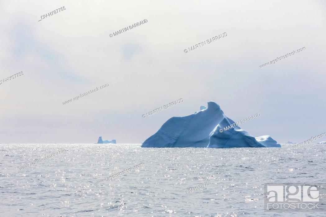 Imagen: Iceberg over sunny Atlantic Ocean Greenland.