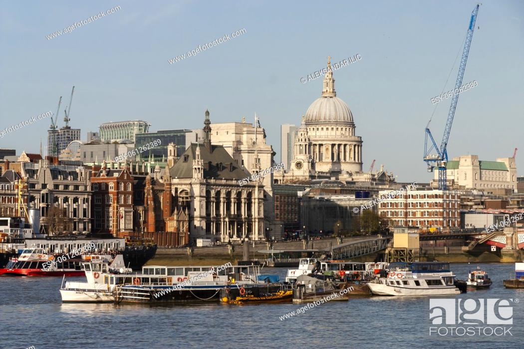 Imagen: London, England - Aril 1, 2012: The River Thames with ships and boats and the city of london with St. Paul's Cathedral and buildings.