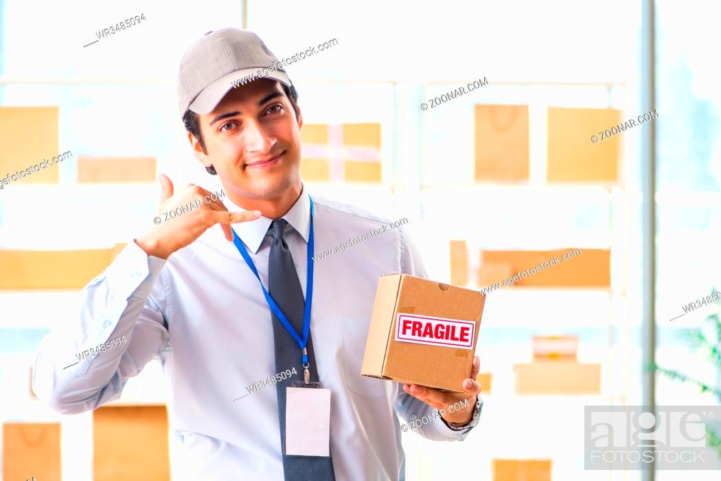 Imagen: Male employee working in box delivery relocation service.
