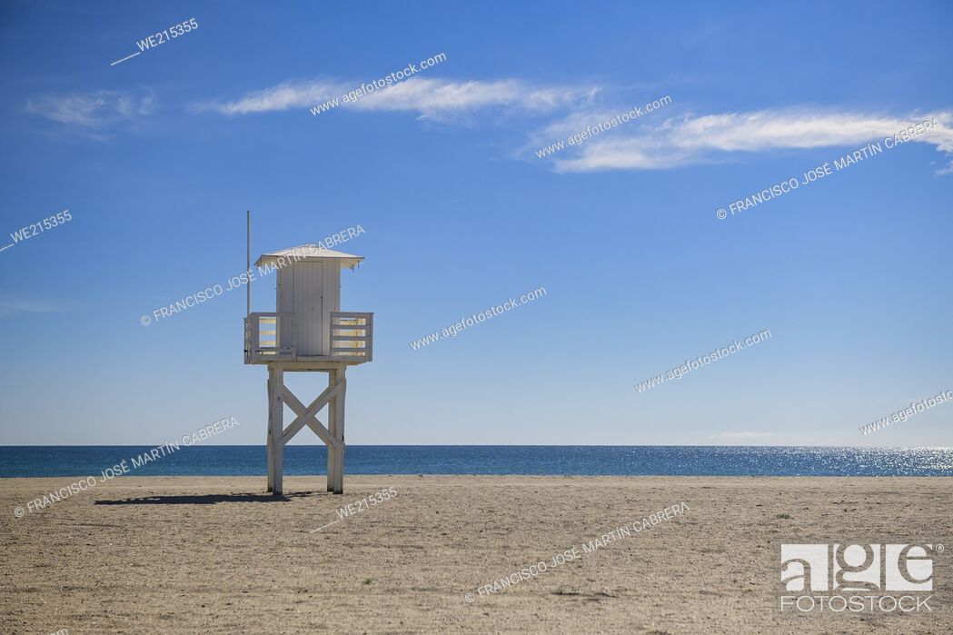 Photo de stock: Beach with lifeguard hut, all ready for summer. No people.