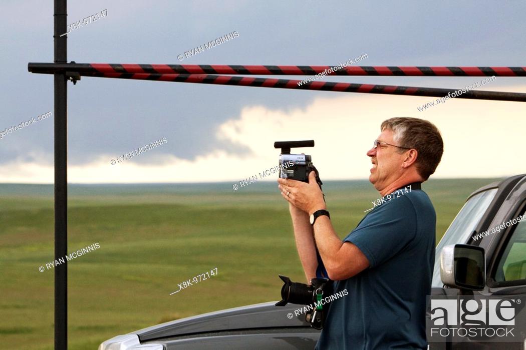 Imagen: Storm chaser and journalist Phil Berg watches a distant wall cloud and supercell in Goshen County, Wyoming, June 5, 2009  Phile is participating in Project.