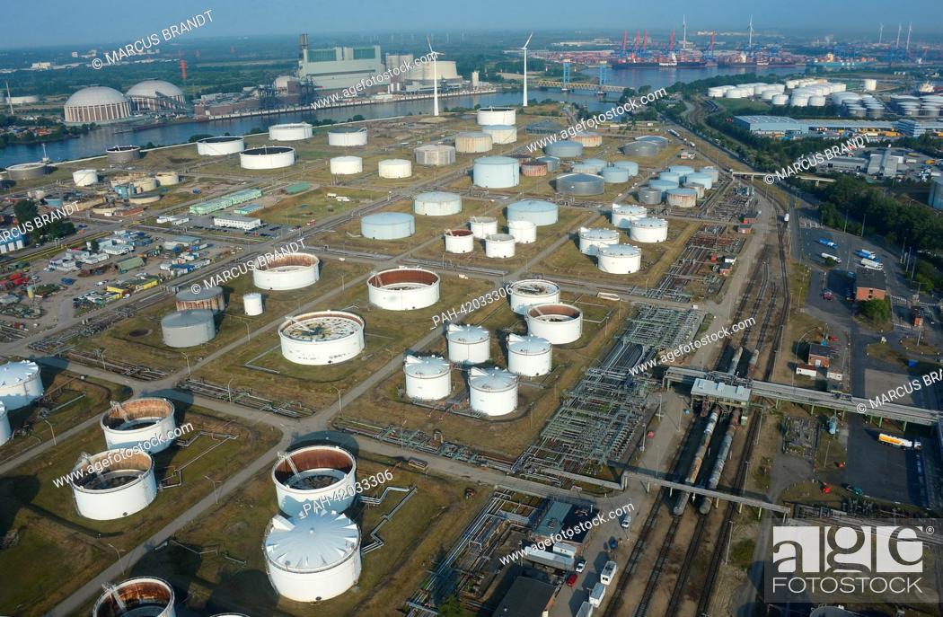 Stock Photo: A refinery of Shell with giant oil tanks located on the premise is pictured in Hamburg-Harburg at the harbour of Hamburg, Germany, 22 August 2013.
