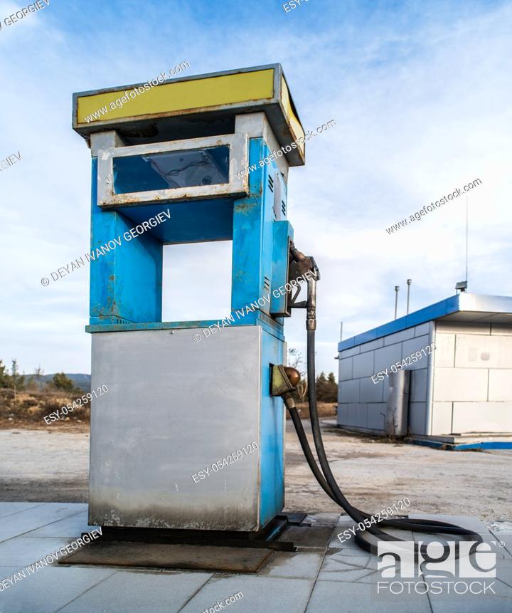 Imagen: Vintage old gas pump on blue sky.