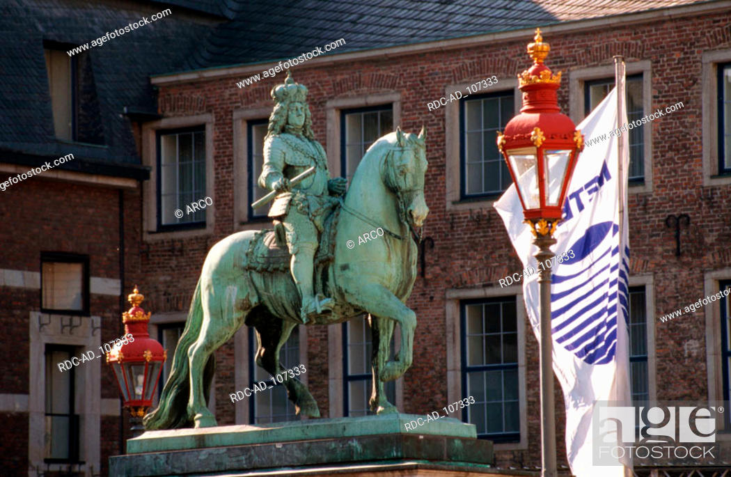Imagen: Jan-Wellem monument market place old part of town Dusseldorf North Rhine-Westphalia Germany Düsseldorf equestrian statue.