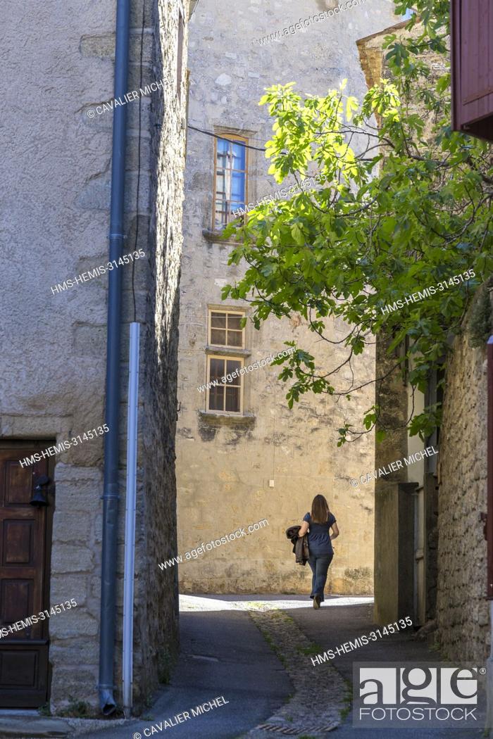 Stock Photo: France, Vaucluse, regional natural reserve of Luberon, Viens, narrow alley of the old village.