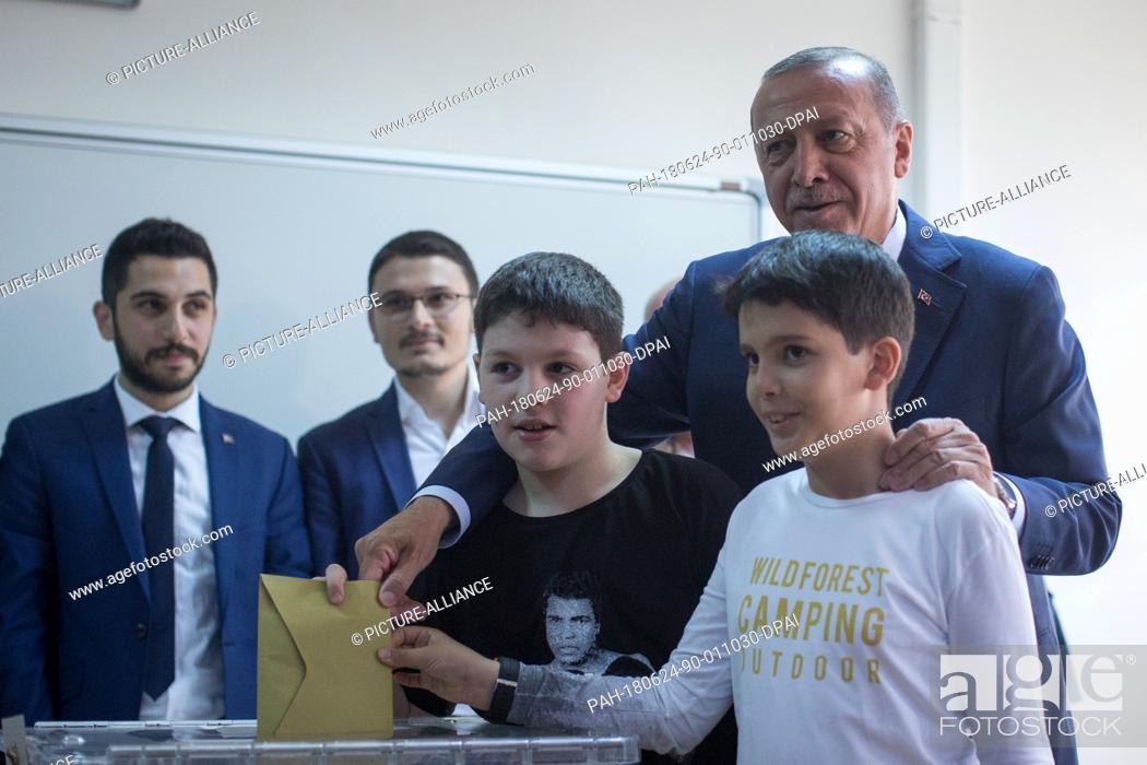 Stock Photo: dpatop - Turkish President Tayyip Recep Erdogan (R) poses with his grandchildren as he casts his ballot in Turkey's elections at a polling station, in Istanbul.