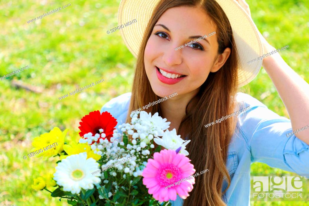 Photo de stock: Romantic young woman holds bouquet of flowers in spring time outdoors.