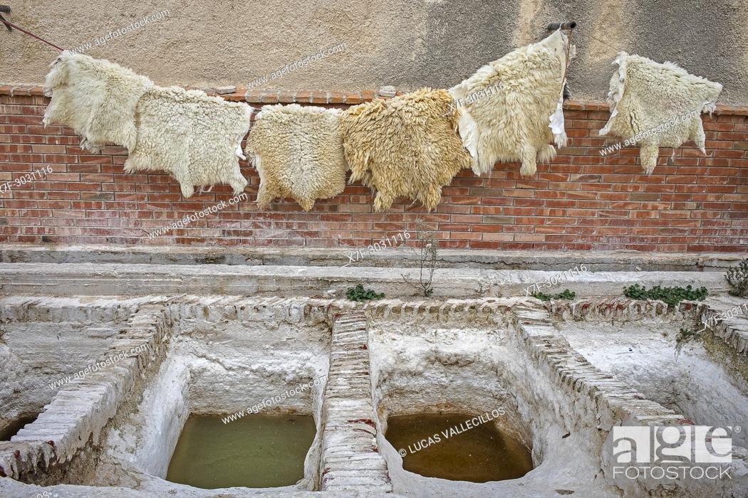 Imagen: Skins hung to dry, tannery, medina, UNESCO World Heritage Site, Tetouan, Morocco.