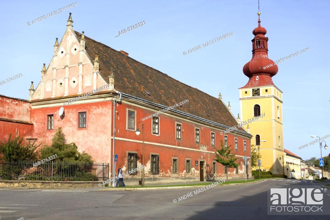 Imagen: Jesuitskolan med kyrkan bakom. Golcuv Jenikov is a town in Vysocina Region of the Czech Republic. It has around 2, 600 inhabitants.