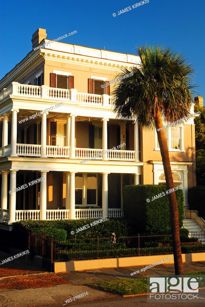 Imagen: Porch and Palmetto, Charleston, South Carolina.